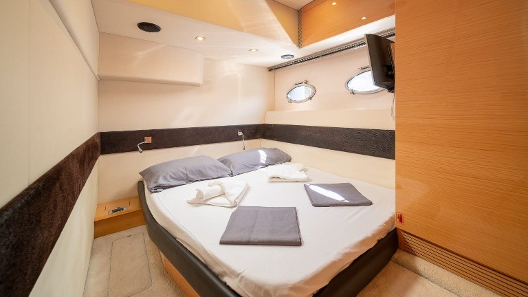 Atlantis boat cabin with bed