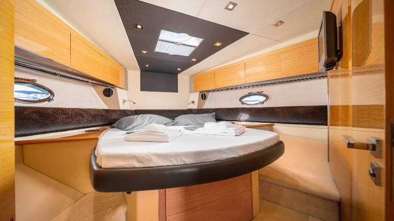 Queen size bed in atlantis boat